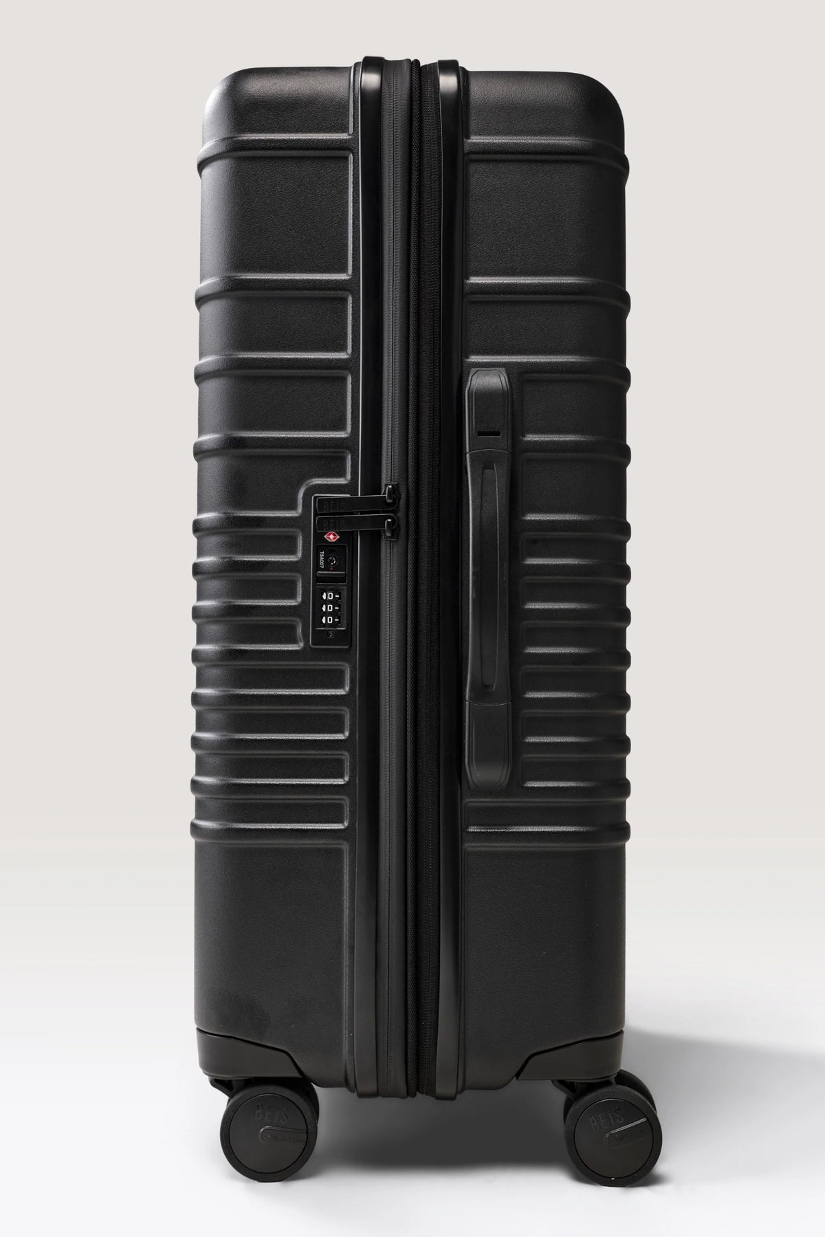The Medium Check-In Roller in Black